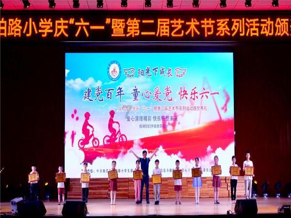 逃离部落洞穴